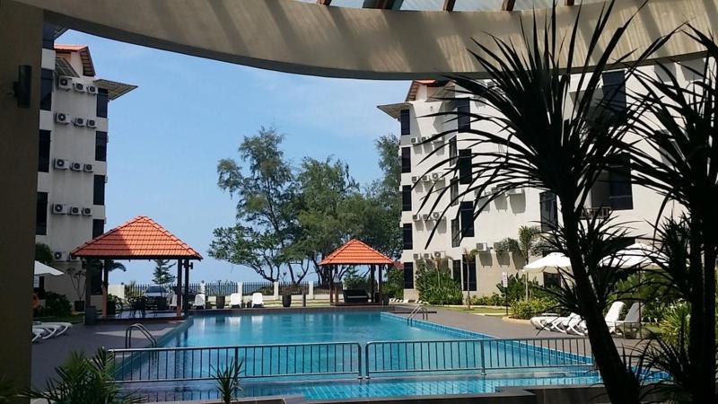 Samsuria Beach Apartment Resort Cherating Bagian luar foto