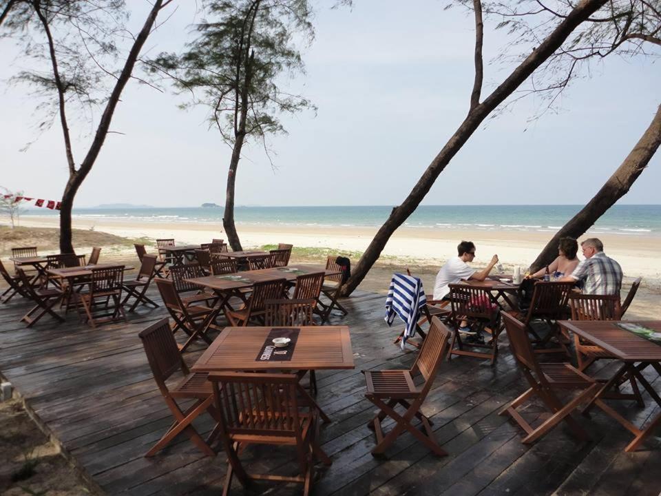 Samsuria Beach Apartment Resort Cherating Bagian luar foto